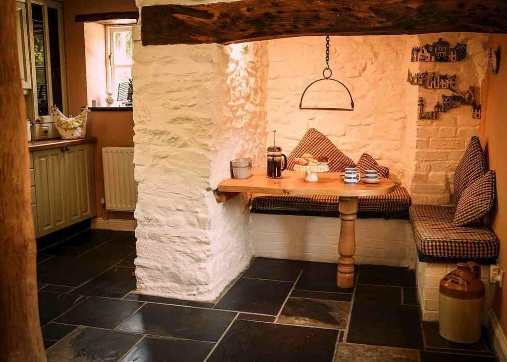 Charming Welsh Cottage Johnston Buitenkant foto